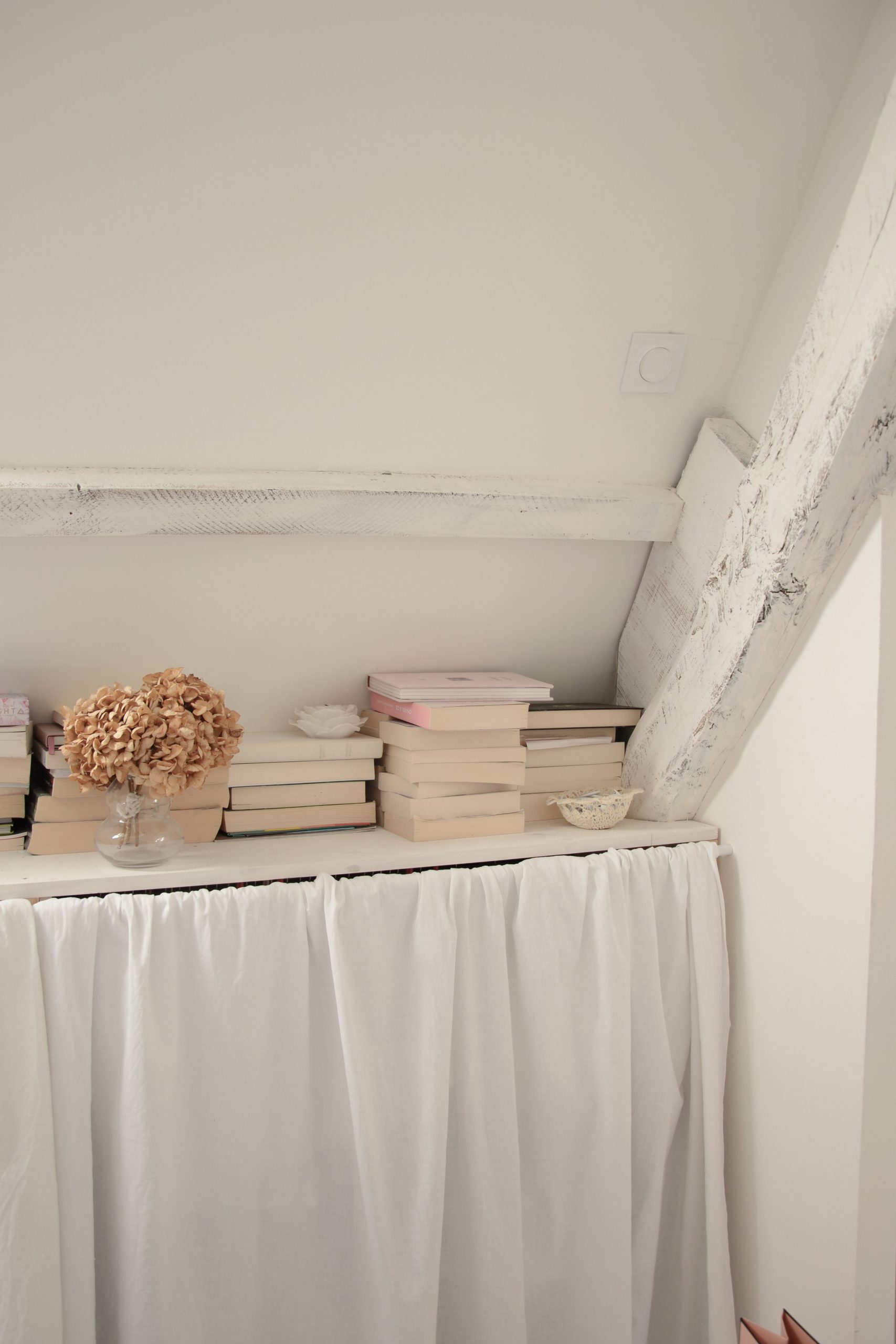 décoration chambre sous comble accumulation de livres