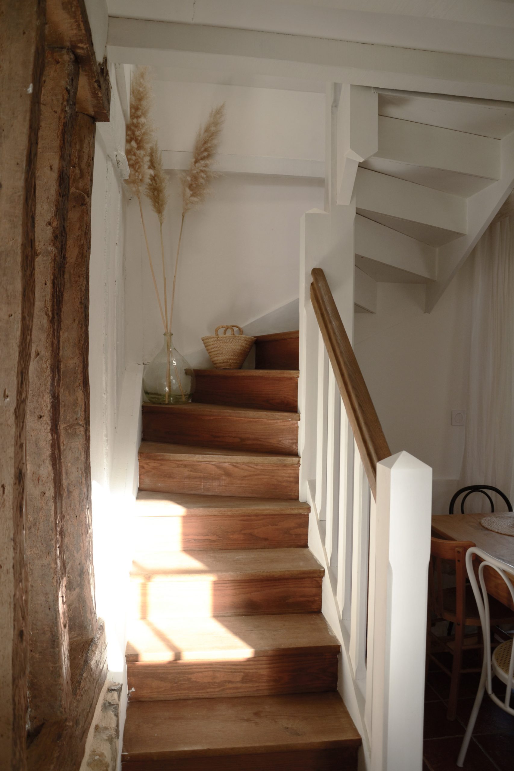 Escalier bois et blanc